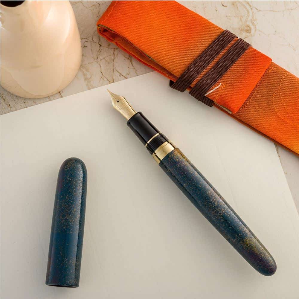 Le stylo-plume Aomori Fugamon-Nuri Tokiwa-Iro, de la série REI IV de Le stylo-plume Aomori Fugamon-Nuri Tokiwa-Iro, de la série REI IV de