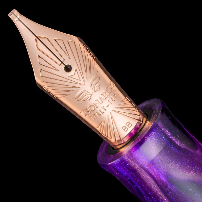 Leonardo Momento Zero Grande Fioritura Viola Fountain Pen - Gold Nib Close Up View